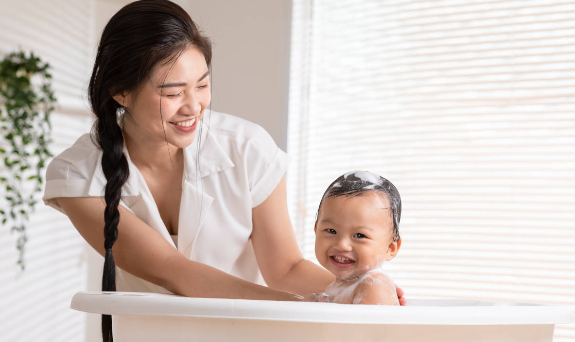 Bayi sedang dimandikan ibunya