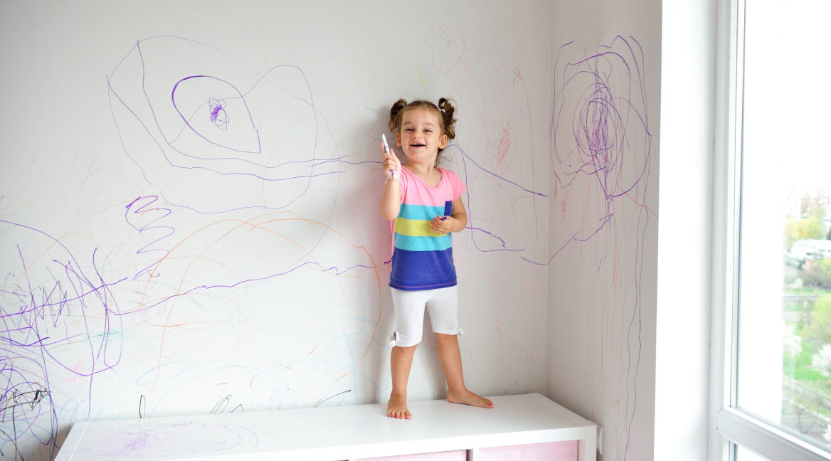Trik Dinding Tetap Bersih Meskipun Si Kecil Suka Corat-coret