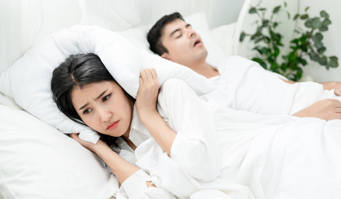 Istri yang terganggu suara dengkuran suami