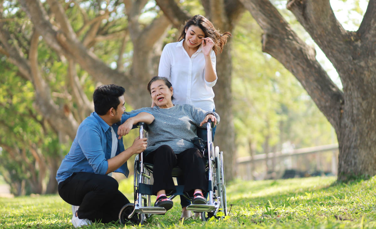 Persoalan Rumah Tangga Saat Harus Merawat Orang Tua di Rumah 