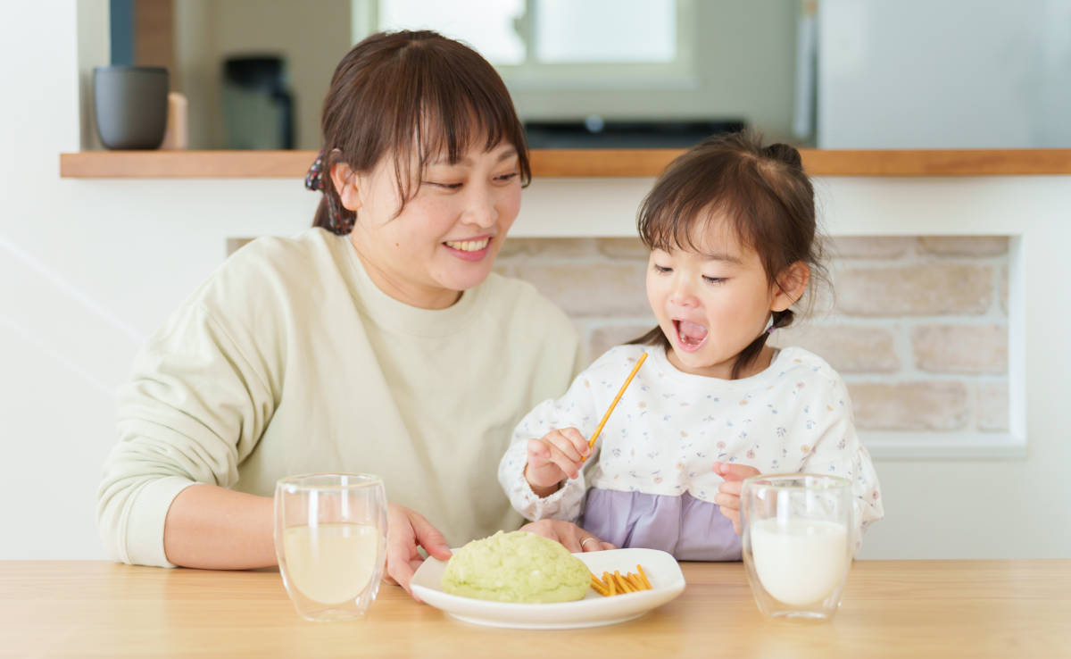 Ibu sedang menemani anak makan