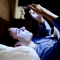 5 Bahaya Kesehatan Akibat Bermain Handphone Sebelum Tidur, Segera Tinggalkan!