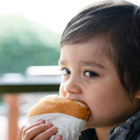 5 Jenis Makanan yang Dapat Memengaruhi Suasana Hati Balita