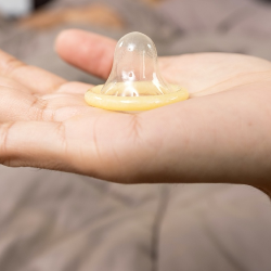 5 Mitos Penggunaan Kondom yang Wajib Kamu Ketahui!