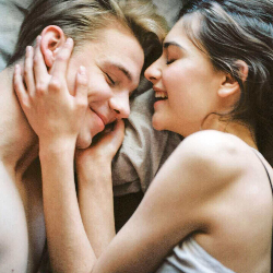 Suka Gaya Misionaris? Coba 5 Tips Ini agar Bercinta Makin Panas!