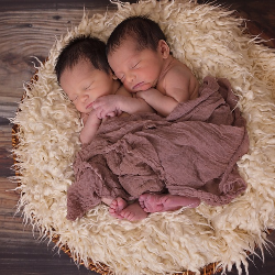 Bisakah Ibu Hamil Kembar Melahirkan Normal?