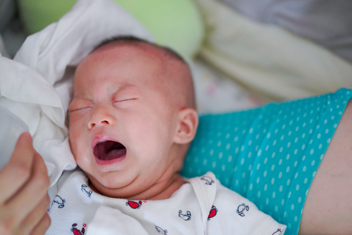 5 Penyakit Bayi Baru Lahir Akibat Dicium Orang Dewasa