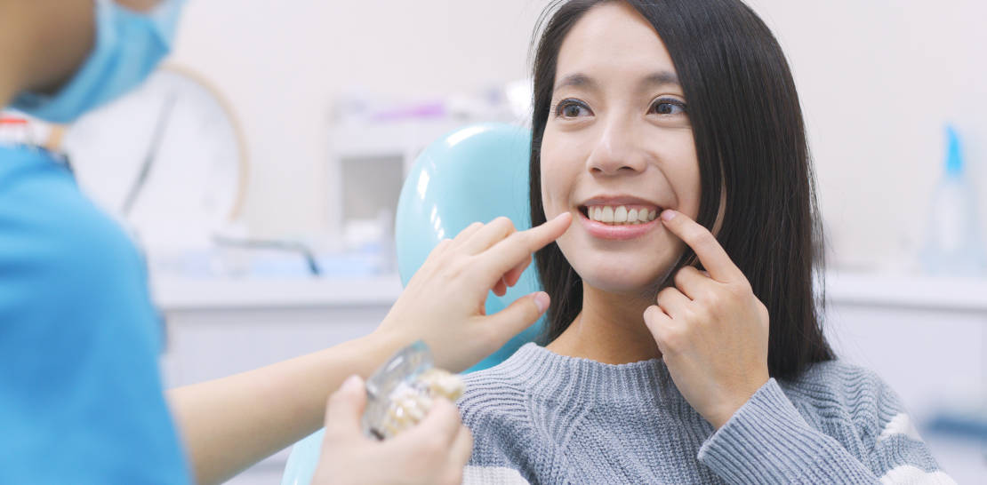 Tren Gigi Putih Bersinar dengan Bleaching Gigi. Berapa Kisaran Biayanya?