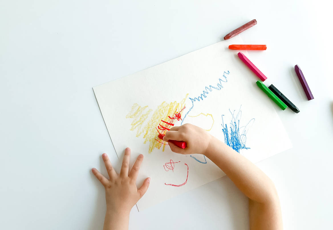 Coretan seorang anak yang sedang menggambar
