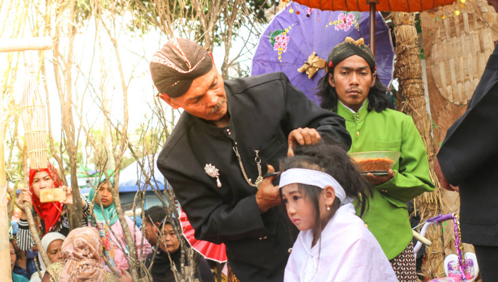 Upacara ruwatan bocah bajang berambut gimbal