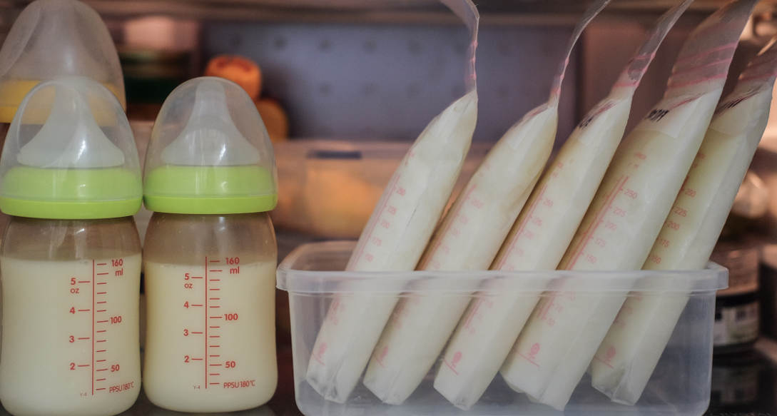 Mencampur ASI Kemarin dan Baru, Apakah Aman untuk Bayi?