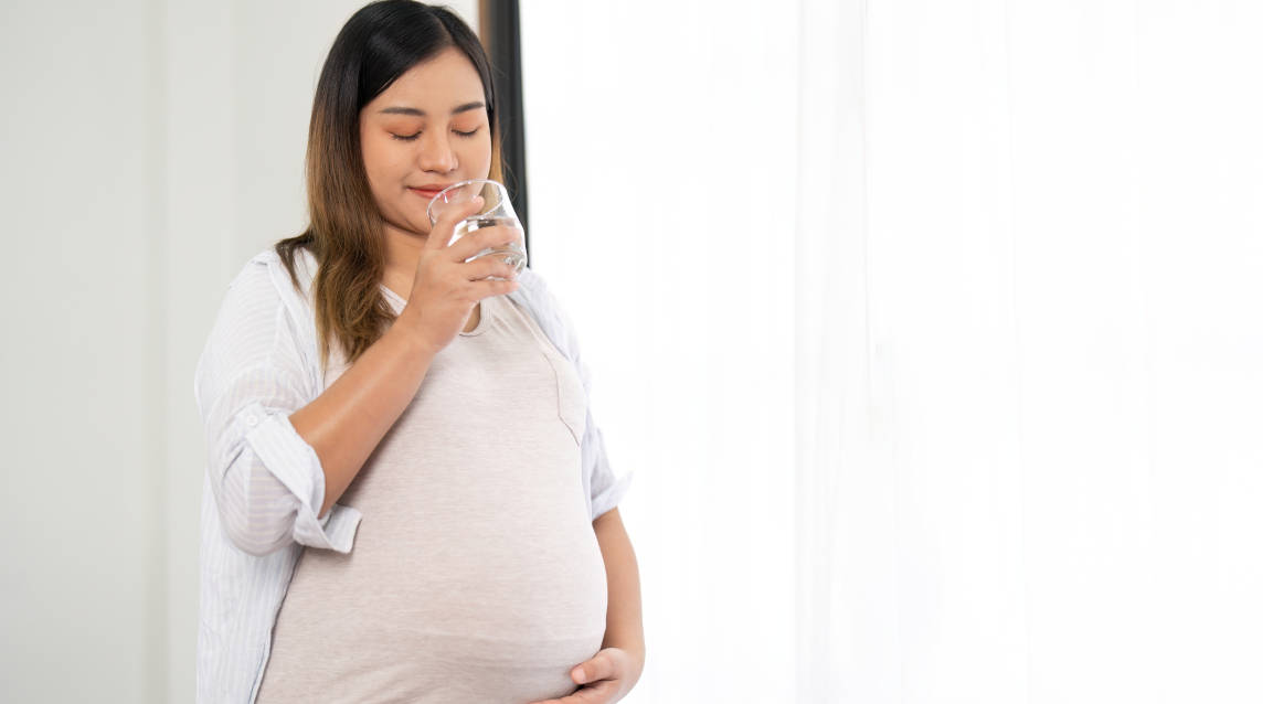 Jangan Dianggap Sepele, Ini Segudang Manfaat Air Putih untuk Bumil