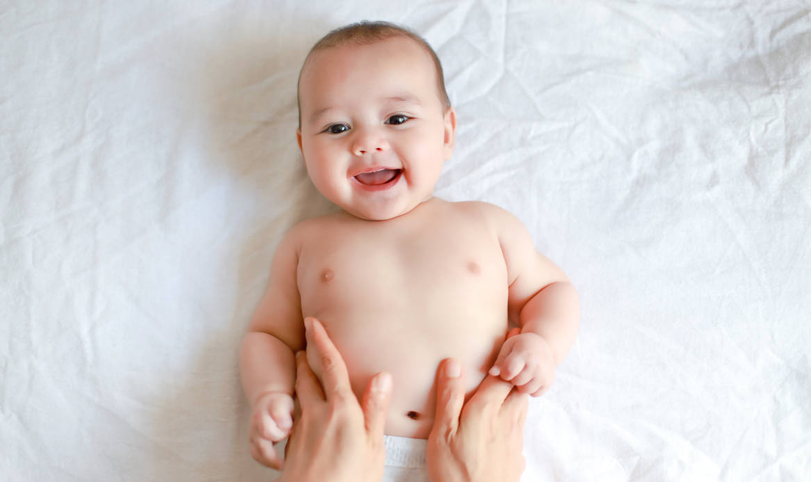 Bayi terlihat gembira saat dipijat