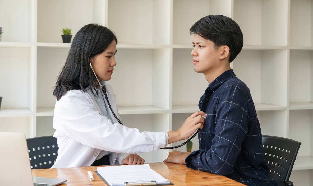 Seorang ayah sedang melakukan cek kesehatan di dokter