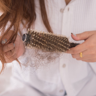 7 Penyebab Rambut Jadi Sering Rontok