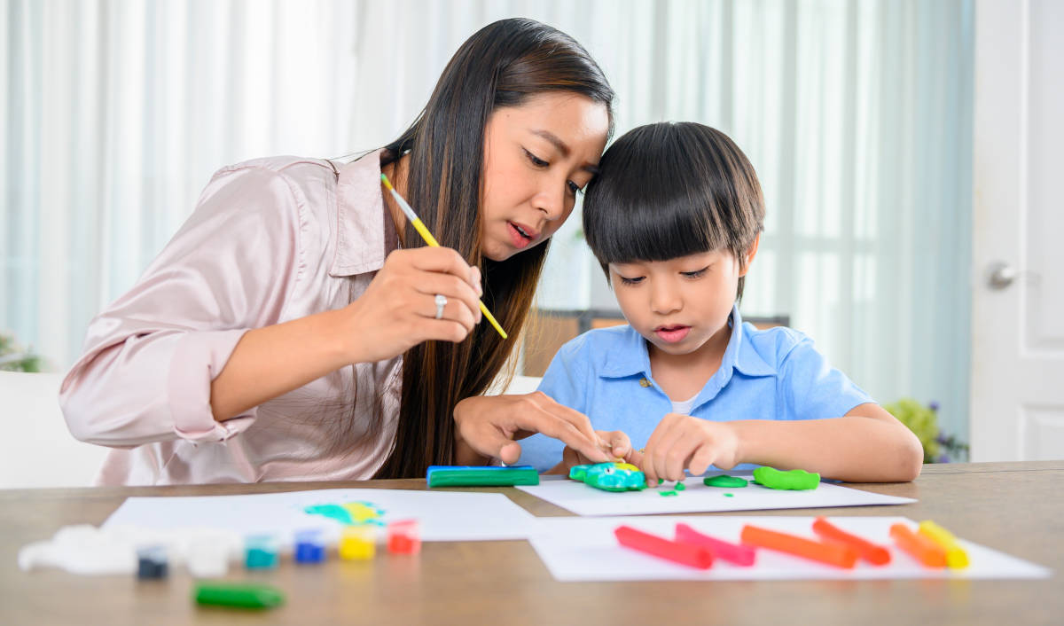 Ibu sedang bermain bersama anak