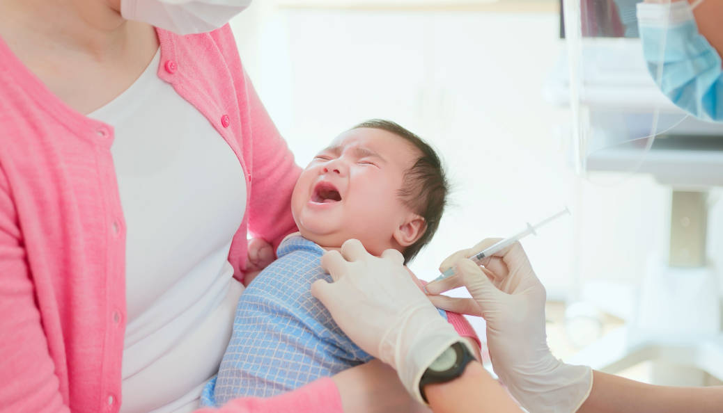 Bayi sedang divaksin