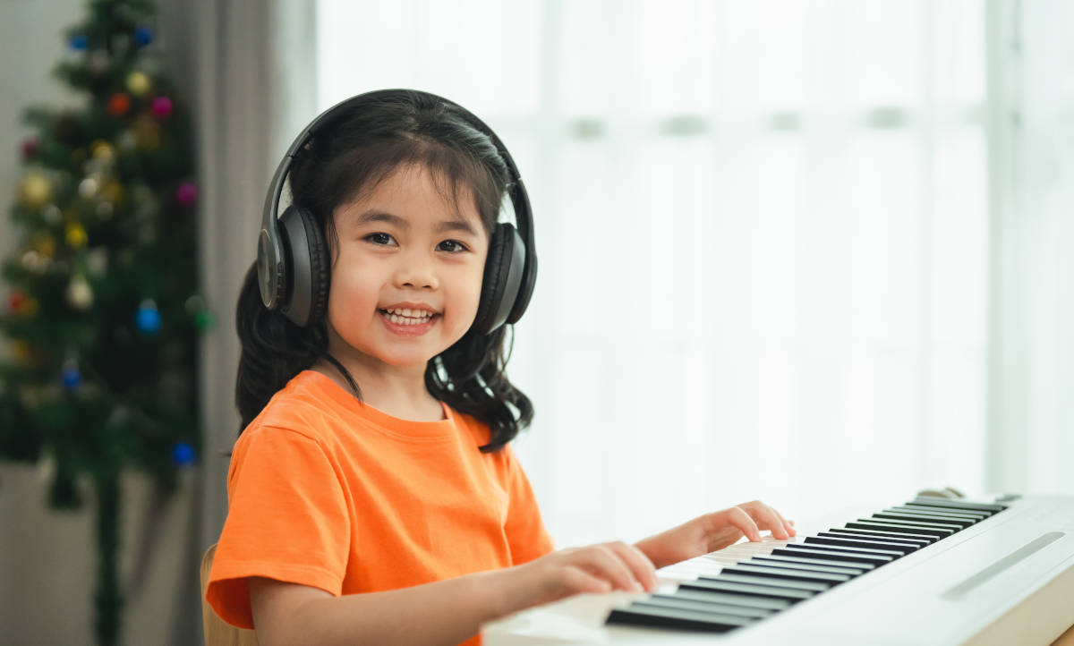 Anak belajar piano
