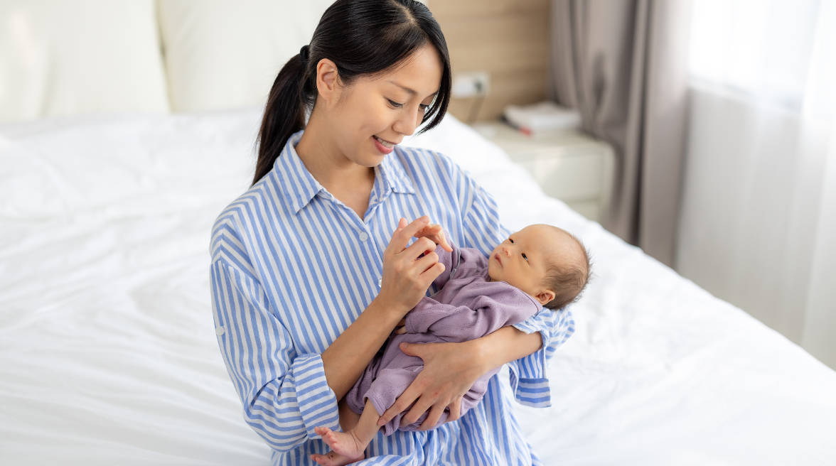 Cara Menggendong Bayi Baru Lahir yang Benar dan Aman