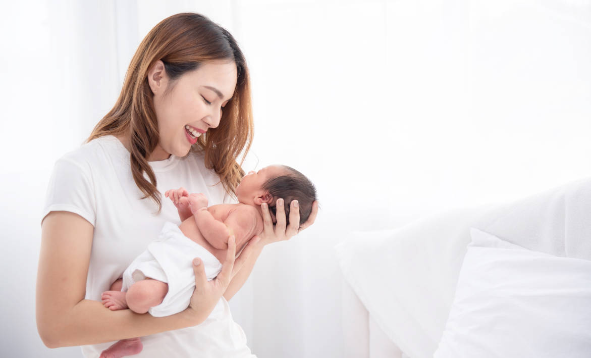 Ibu dengan bayinya yang baru lahir