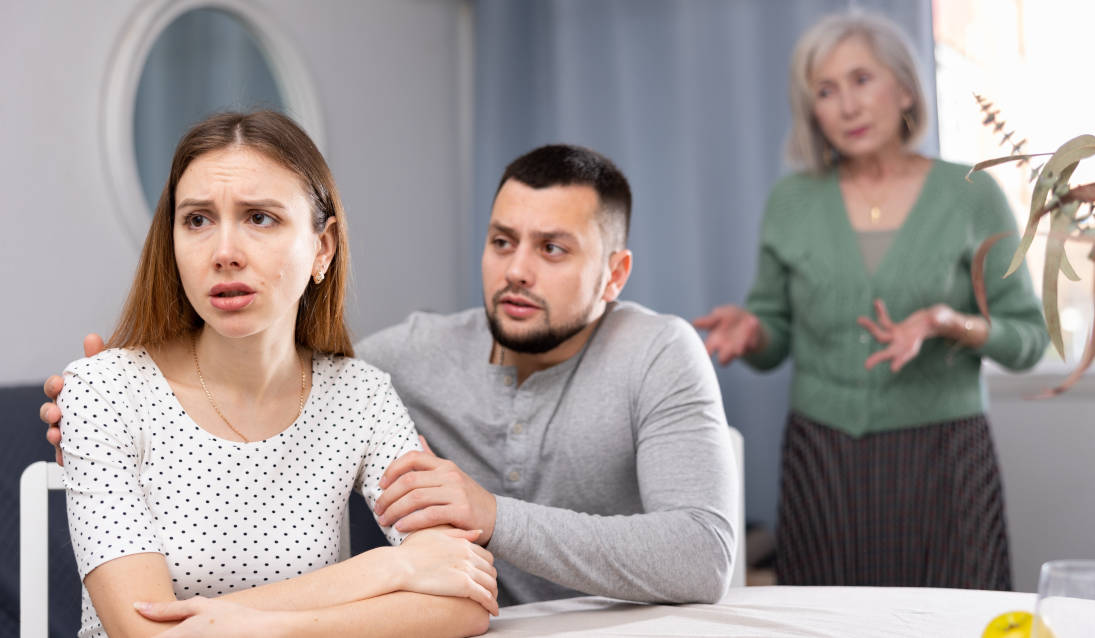 Ketika Suami Lebih Pilih Keluarga Ketimbang Istri, Apa yang Bisa Dilakukan?