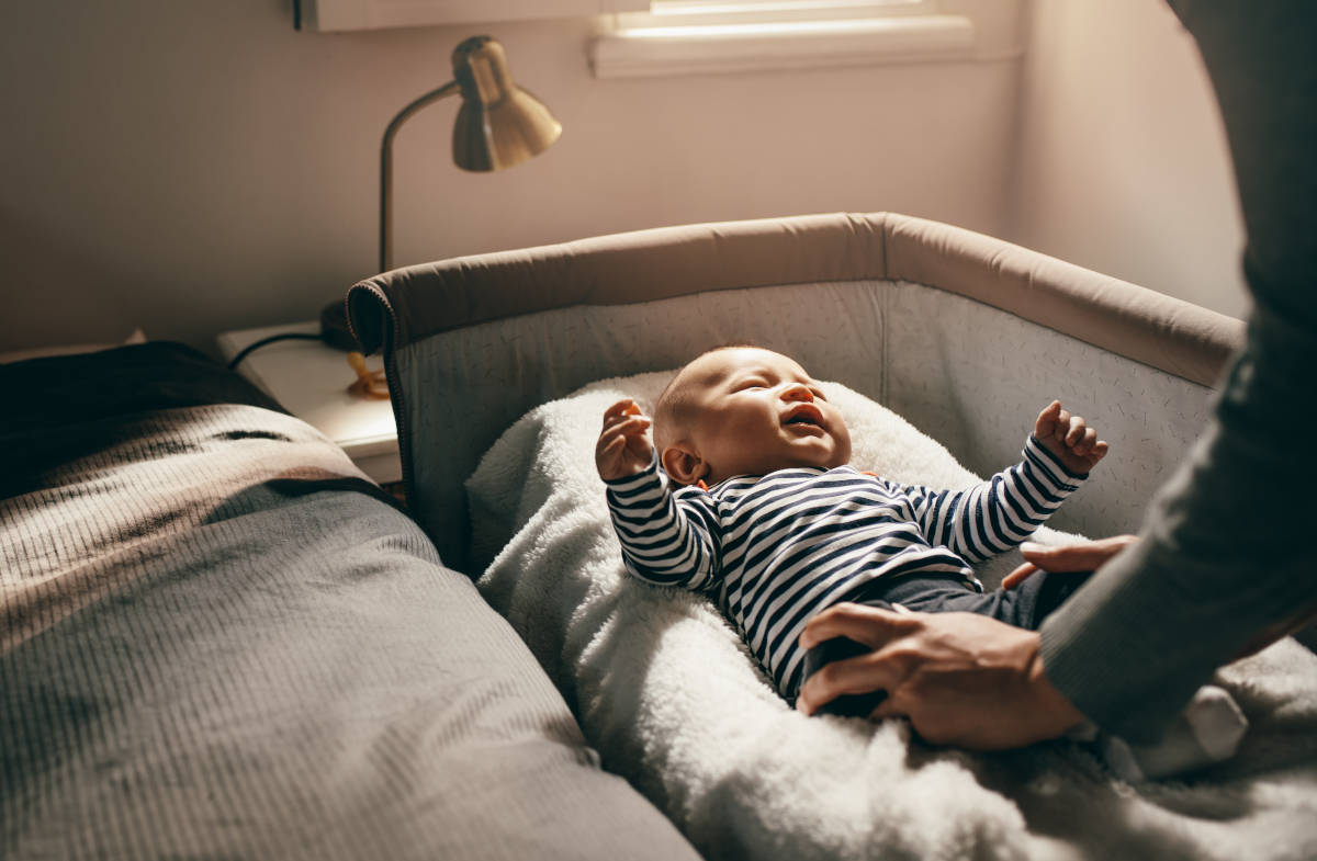 Ibu sedang menidurkan bayi
