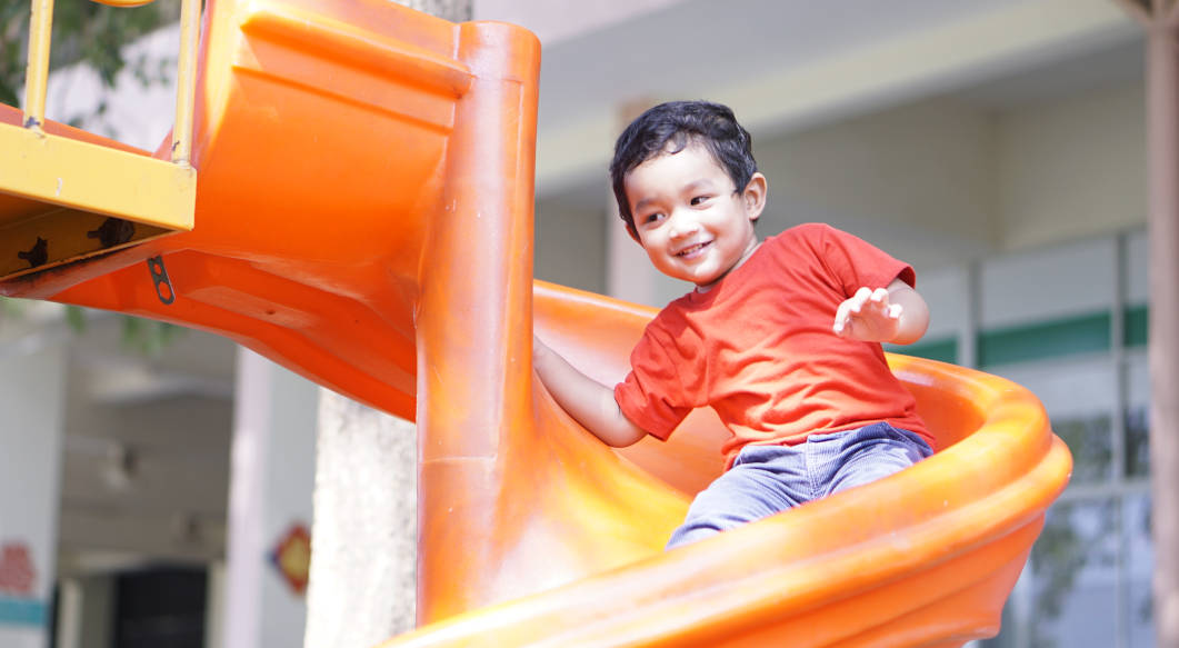 Anak usia 3 tahun atau threenager sedang bermain