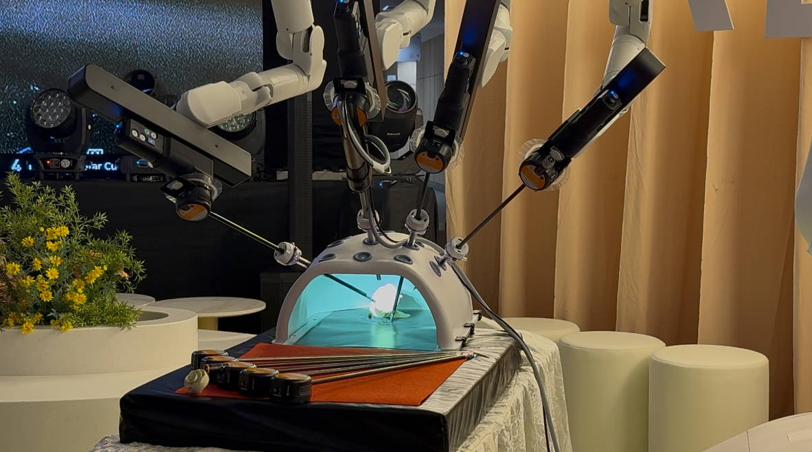 Lengan-lengan bedah robotik hinotori 