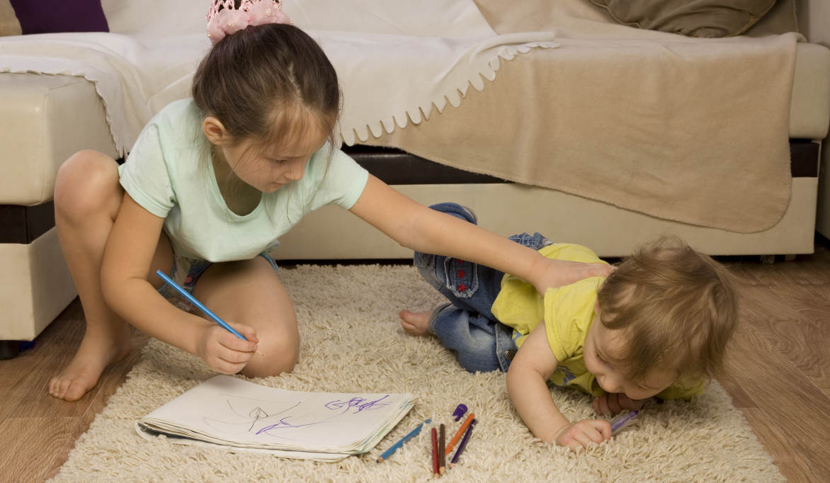 Anak Cemburu pada Adiknya, Ini Cara Menghadapinya!