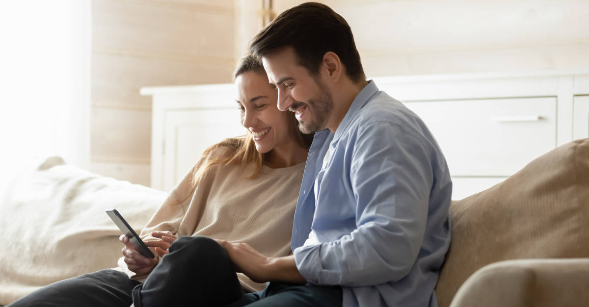 Pasangan suami istri sedang melihat HP bersama