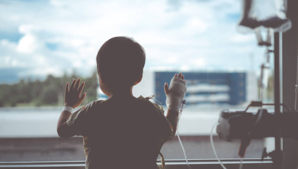 Anak kecil dirawat di rumah sakit