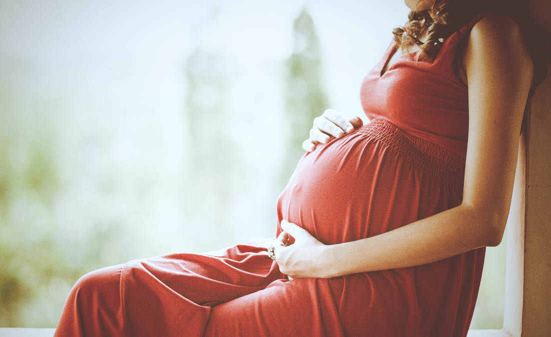 Apa Penyebab Pusar Menonjol Saat Hamil? Apakah Normal?