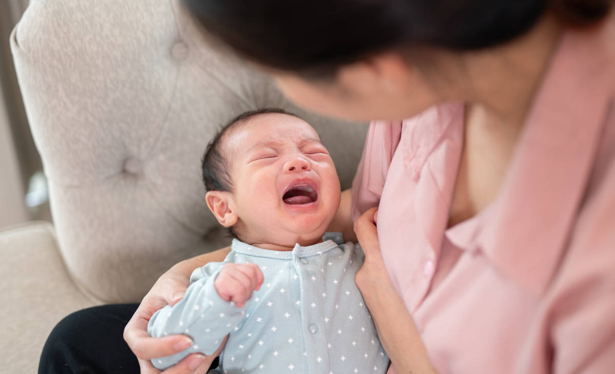 Seorang bayi menangis menolak menyusu