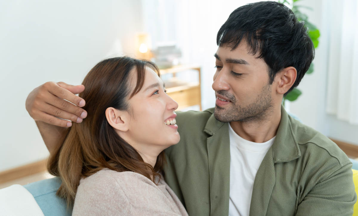 10 Tanda Suami “Bucin” ke Istri, Cuek Padahal Diam-Diam Sayang Banget!