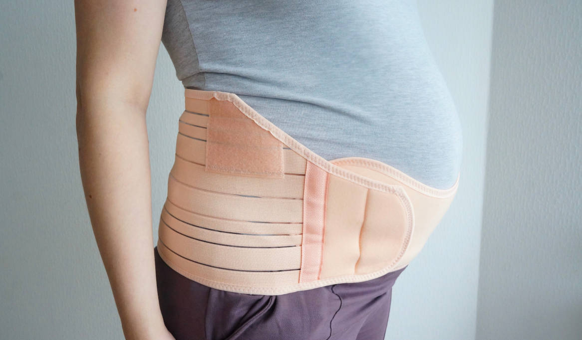 Ibu hamil menggunakan maternity belt