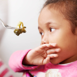 Bagaimana Caranya Agar Anak Mau Makan saat Sakit?