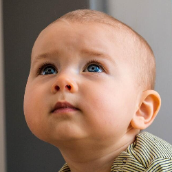 Ternyata Ini Alasannya Bayi Suka Menatap Sesuatu atau Seseorang!