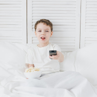 Mengapa Orang Tua Dilarang Meletakkan TV di Kamar Si Kecil?