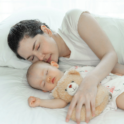 Amankah Menyusui si Kecil Sambil Berbaring?