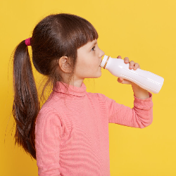 Anak Balita Boleh Enggak ya Minum Yakult?