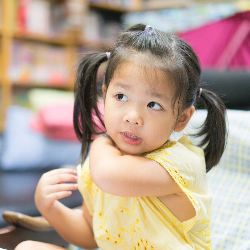 Anak Risih sama Label Baju, Itu Namanya Sensory Processing Disorder