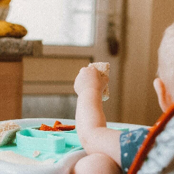 Duh, Kenapa Ya Si Kecil Suka Lempar-lempar Makanan?
