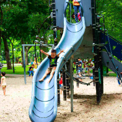 Anak Takut Main Perosotan, Apa yang Salah ya?