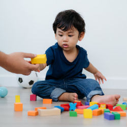 Mums, Ternyata Enggak Selamanya Anak Harus Berbagi, Kok!