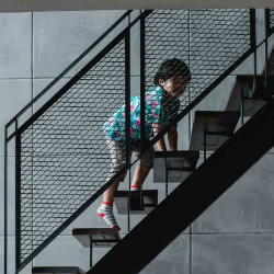 Anak Tya Ariestya Jatuh dari Tangga, Ini Pencegahan dan Pertolongan Pertamanya