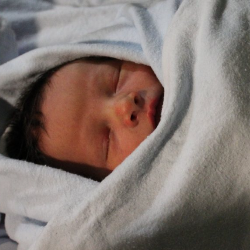 Apa Bayi Harus Dibedong? Ini Jawabannya!