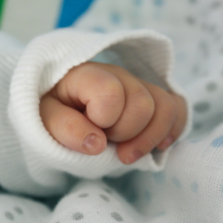 Mums, Kenali dan Pahami Bahasa Tubuh Bayi Berikut Ini!