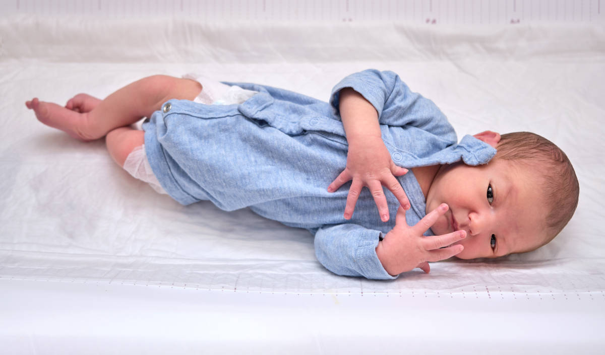 Mengapa Bayi Sering Kaget Saat Tidur?