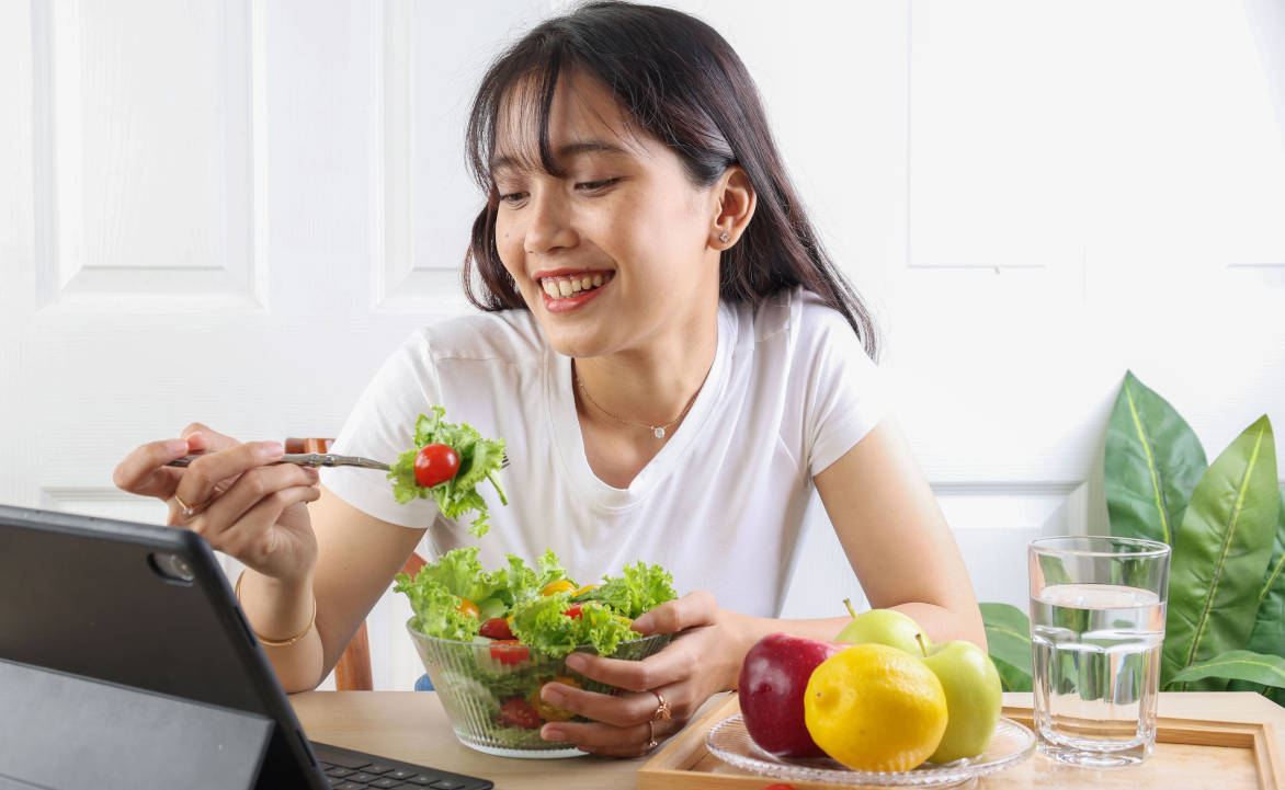 Seorang wanita makan makanan sehat saat promil