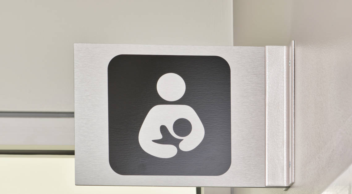 Ibu menyusui perlu dukungan berupa ruang menyusui di kantor